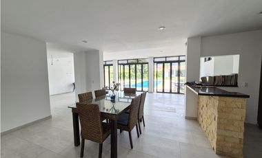 Venta casa campestre de lujo en Chinauta con piscina privada y lote