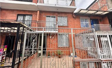 SE VENDE CASA EN CIUDAD CORDOBA RESERVADO AMPLIA