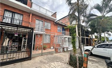 SE VENDE CASA EN CIUDAD CORDOBA RESERVADO AMPLIA