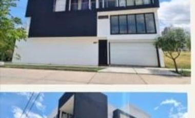 CASA EN VENTA URB. LA MERCED , HUANCAYO.
