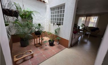 VENDO CASA UNIFAMILIAR CON PROYECCION PARA EDIFICAR EDIFICIO