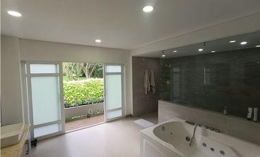 CASA EN VENTA EN CONDOMINIO BAJO DAPA 3100M2