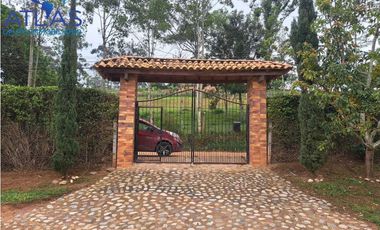 VENTA CASA CAMPESTRE  EN RUITOQUE TRES ESQUINAS COD:1150