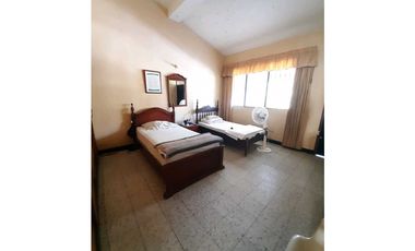 SE VENDE CASA BARRIO SAN JOAQUIN (ZONA COMERCIAL)