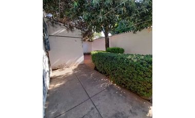 SE VENDE CASA BARRIO SAN JOAQUIN (ZONA COMERCIAL)