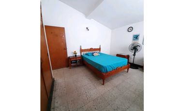 SE VENDE CASA BARRIO SAN JOAQUIN (ZONA COMERCIAL)