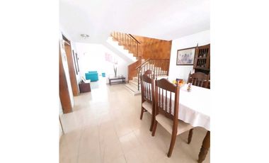 SE VENDE CASA BARRIO SAN JOAQUIN (ZONA COMERCIAL)