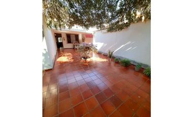 SE VENDE CASA BARRIO SAN JOAQUIN (ZONA COMERCIAL)