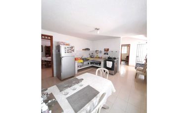 SE VENDE CASA BARRIO SAN JOAQUIN (ZONA COMERCIAL)