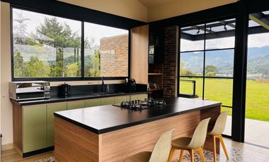 Casa campestre en unidad con portón vía san Antonio la ceja