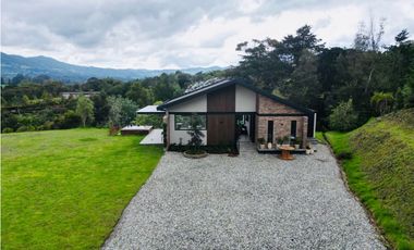 Casa campestre en unidad con portón vía san Antonio la ceja