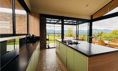 Casa campestre en unidad con portón vía san Antonio la ceja