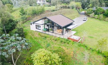 Casa campestre en unidad con portón vía san Antonio la ceja