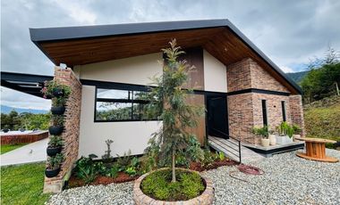 Casa campestre en unidad con portón vía san Antonio la ceja