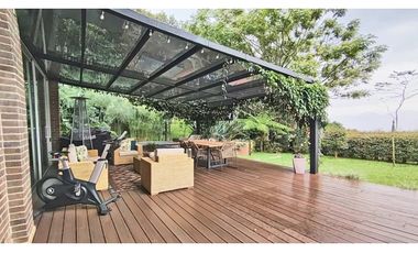 Vendo casa alta categoría, unidad cerrada, Poblado, loma Los Balsos