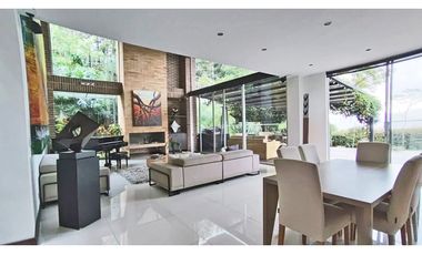 Vendo casa alta categoría, unidad cerrada, Poblado, loma Los Balsos