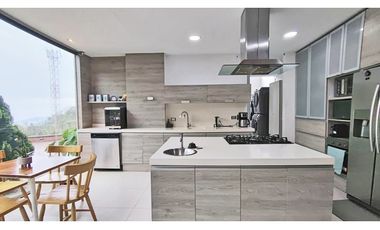 Vendo casa alta categoría, unidad cerrada, Poblado, loma Los Balsos