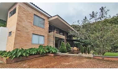 Vendo casa alta categoría, unidad cerrada, Poblado, loma Los Balsos