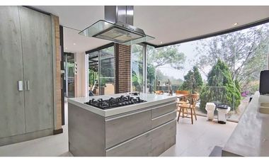 Vendo casa alta categoría, unidad cerrada, Poblado, loma Los Balsos