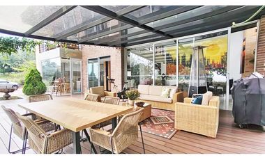 Vendo casa alta categoría, unidad cerrada, Poblado, loma Los Balsos