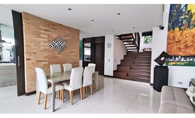 Vendo casa alta categoría, unidad cerrada, Poblado, loma Los Balsos