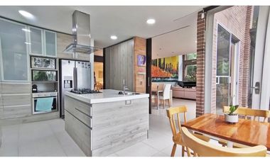 Vendo casa alta categoría, unidad cerrada, Poblado, loma Los Balsos