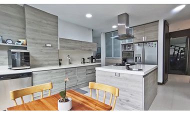 Vendo casa alta categoría, unidad cerrada, Poblado, loma Los Balsos