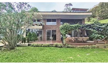 Vendo casa alta categoría, unidad cerrada, Poblado, loma Los Balsos