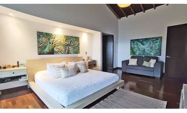 Vendo casa alta categoría, unidad cerrada, Poblado, loma Los Balsos