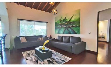 Vendo casa alta categoría, unidad cerrada, Poblado, loma Los Balsos