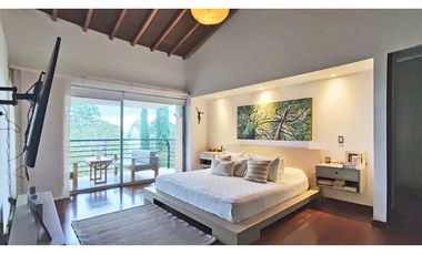 Vendo casa alta categoría, unidad cerrada, Poblado, loma Los Balsos