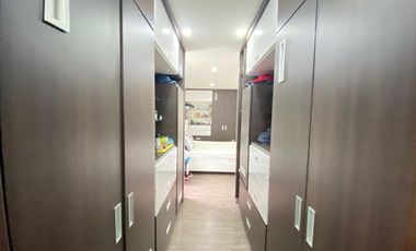 OCTAVIA CONDOMINIO CASA LAGOS DEL CACIQUE EN VENTA 3 HABITACIONES AIRE ACONDICIONADO Y CLOSED 3 NIVELES  487 Metros FLORIDABLANCA (NSC)