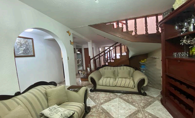 CASA EN VENTA EN CERRADA CON VIGILANCIA