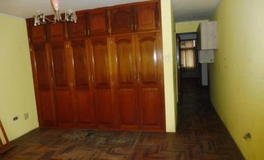 CASA EN VENTA COMO TERRENO - SURCO