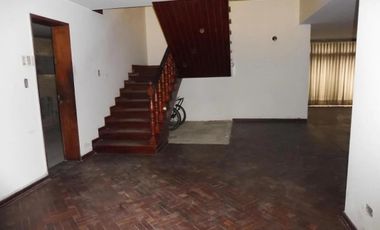 CASA EN VENTA COMO TERRENO - SURCO