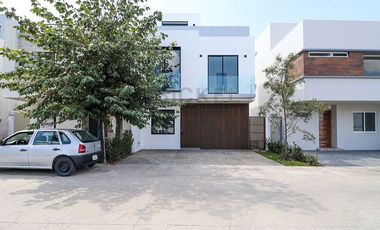 Casa en Venta a Estrenar en Coto, Parques Vallarta