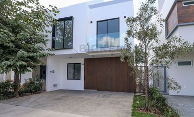 Casa en Venta a Estrenar en Coto, Parques Vallarta