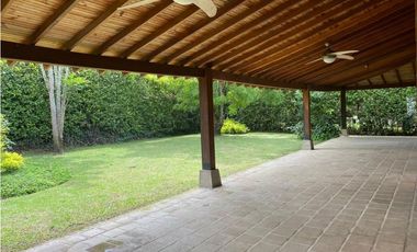 CASA CAMPESTRE EN PANCE RODEADA DE VERDE