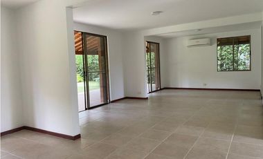 CASA CAMPESTRE EN PANCE RODEADA DE VERDE