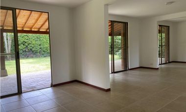 CASA CAMPESTRE EN PANCE RODEADA DE VERDE