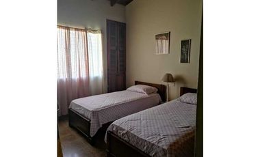 VENDO CASA EN TERRENO  COMERCIAL DE 2383M2 SANTIAGO