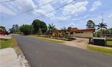 VENDO CASA EN TERRENO  COMERCIAL DE 2383M2 SANTIAGO