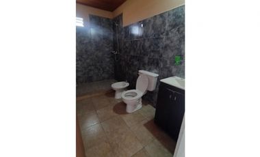 Casa dos dormitorios. Buen entorno. Patio, cochera