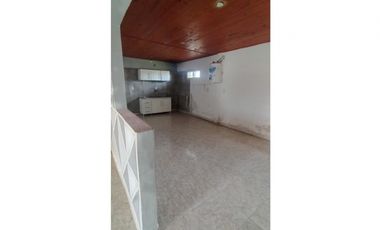 Casa dos dormitorios. Buen entorno. Patio, cochera