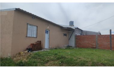 Casa dos dormitorios. Buen entorno. Patio, cochera