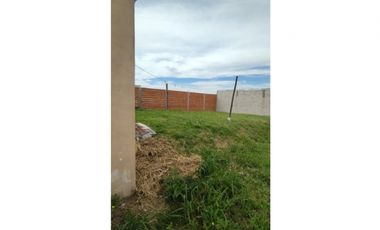 Casa dos dormitorios. Buen entorno. Patio, cochera