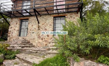 V205. CUESTA BLANCA. DPTOS DE TRONCO FRENTE AL RÍO C/ COCHERAS Y PILETA.