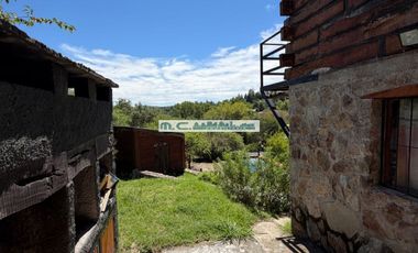 V205. CUESTA BLANCA. DPTOS DE TRONCO FRENTE AL RÍO C/ COCHERAS Y PILETA.