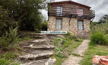 V205. CUESTA BLANCA. DPTOS DE TRONCO FRENTE AL RÍO C/ COCHERAS Y PILETA.
