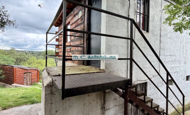 V205. CUESTA BLANCA. DPTOS DE TRONCO FRENTE AL RÍO C/ COCHERAS Y PILETA.